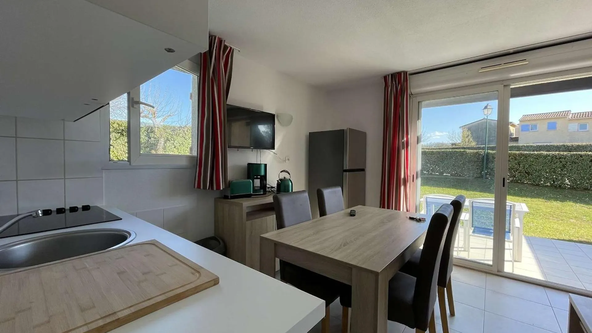Maison Duplex Avec Clim, 2 Piscines, Terrasse, Parking, Animaux Admis - 8 Pers. - Fr-1-382-165 Salavas
